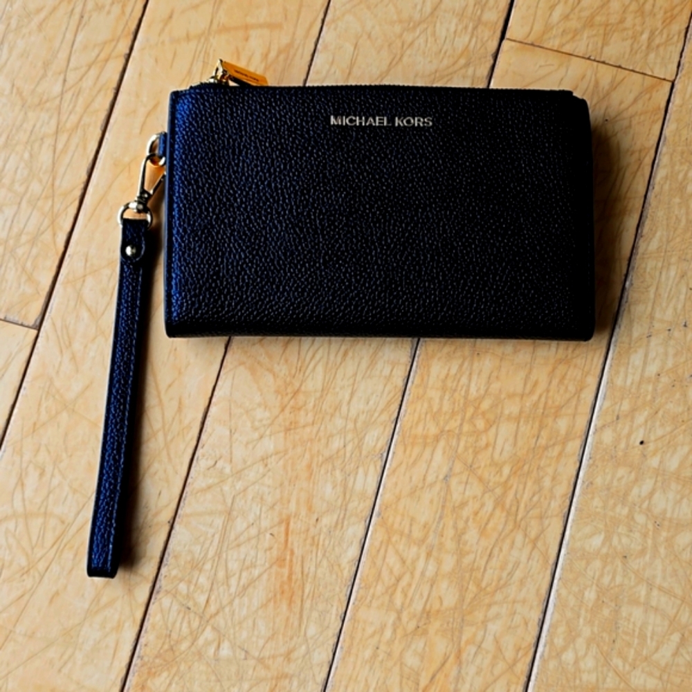 BNWT ~ Michael Kors Black Wristlet Wallet